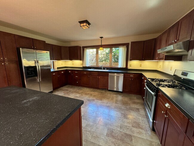 Building Photo - 4br/3bth CRAFTSMAN STYLE HOUSE in Arcata