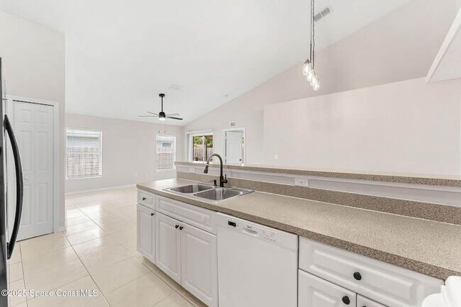Building Photo - 158 Empress Ave