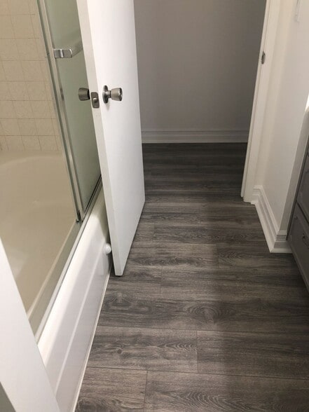 Building Photo - 516 E Wedgewood Ave