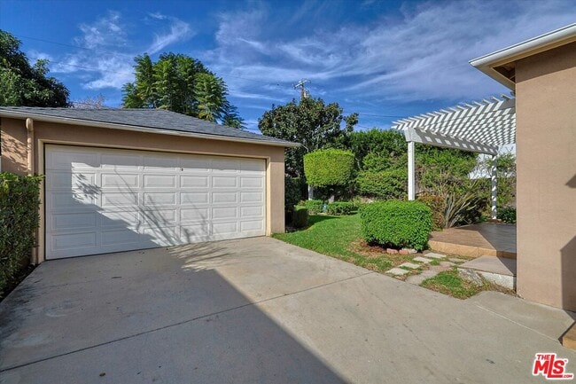 Building Photo - 4721 Ventura Canyon Ave