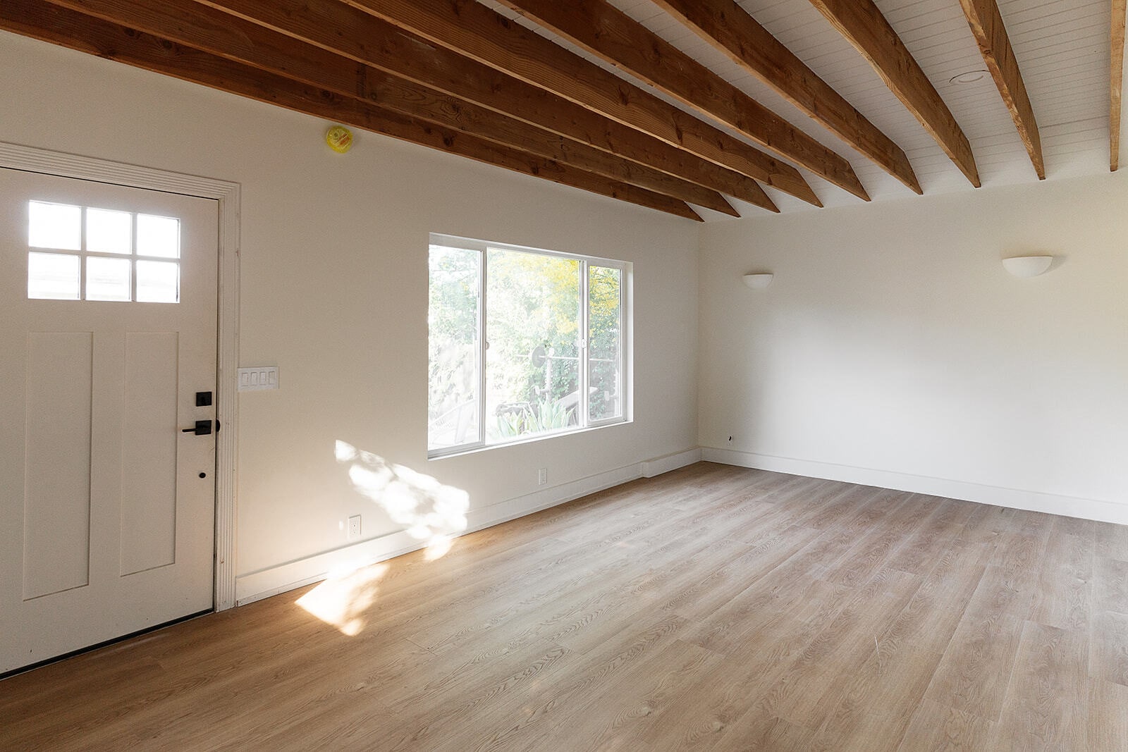 Building Photo - 2841 Los Feliz Dr