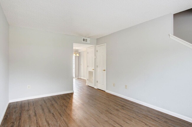 Building Photo - 107 Hickory Ln