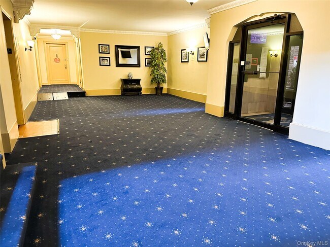 Building Photo - 312 Main St