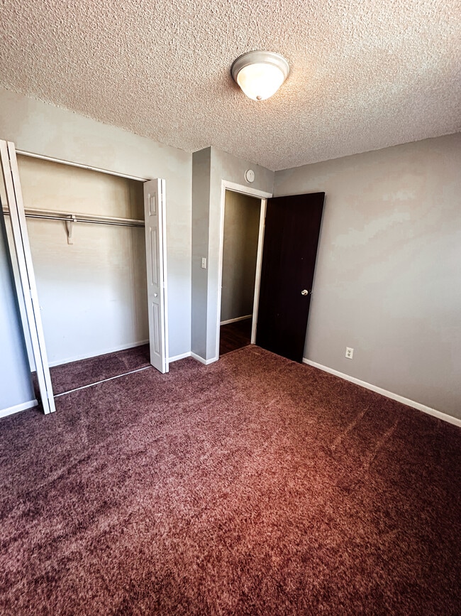 Building Photo - 1627 W Maple St