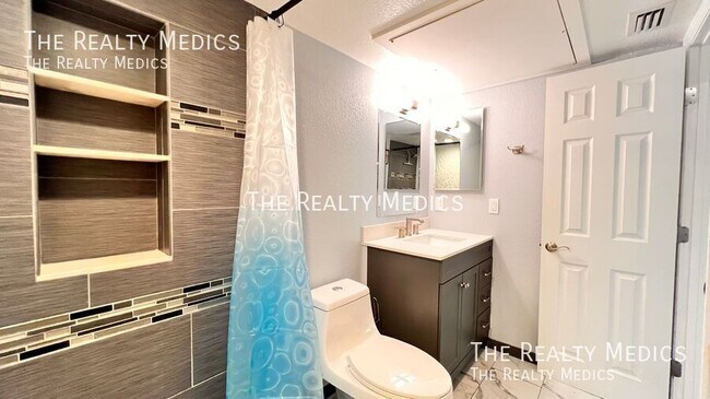 Building Photo - 415 Lakepointe Dr