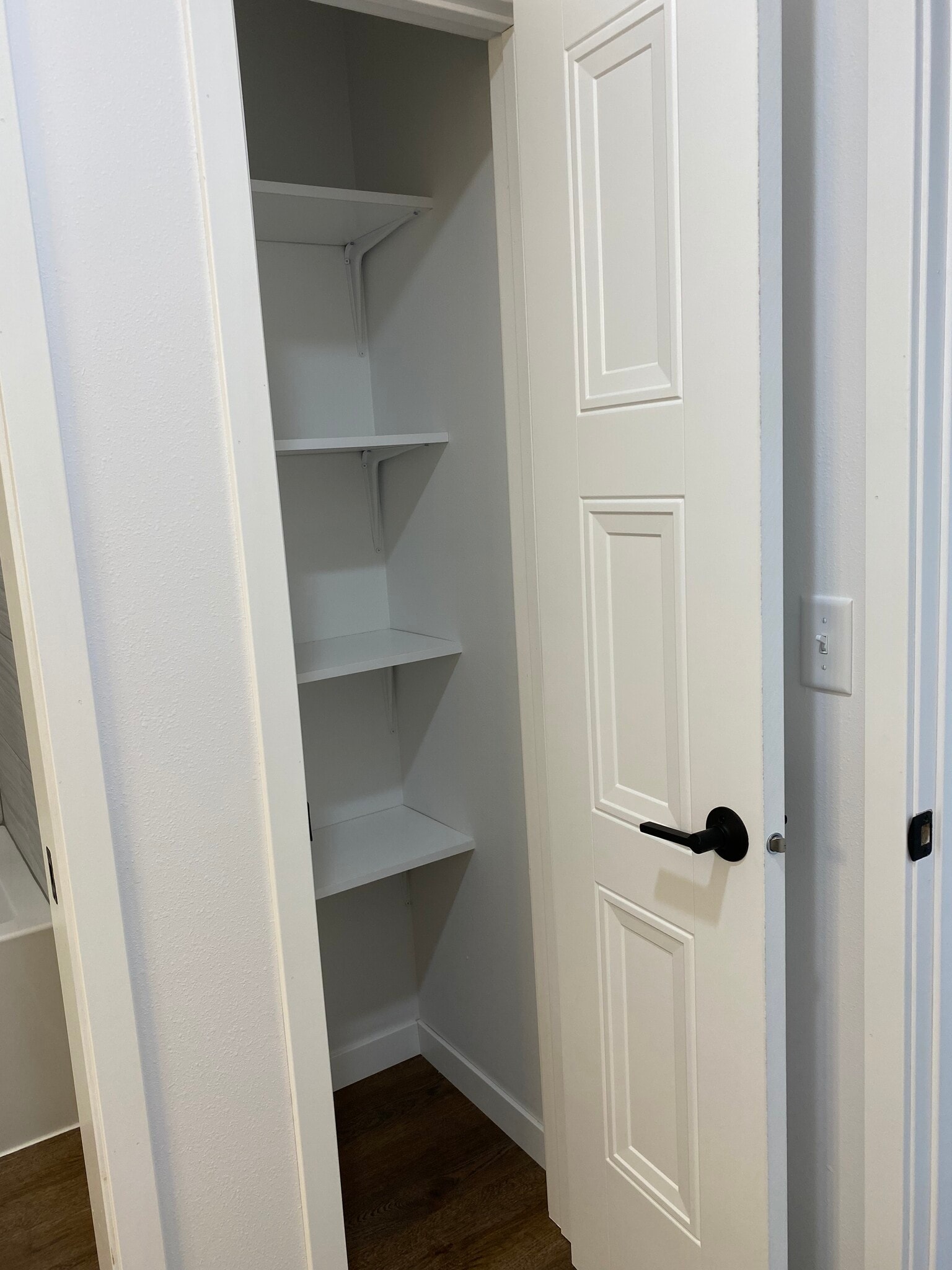 Lower bath linen - 501 Alyssa St