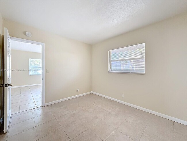 Building Photo - 260 NW 40th Ct