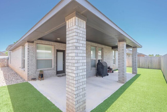 Building Photo - 11 Los Campos Dr