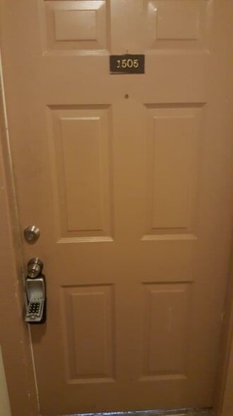 Building Photo - 1505 Camelot Dr