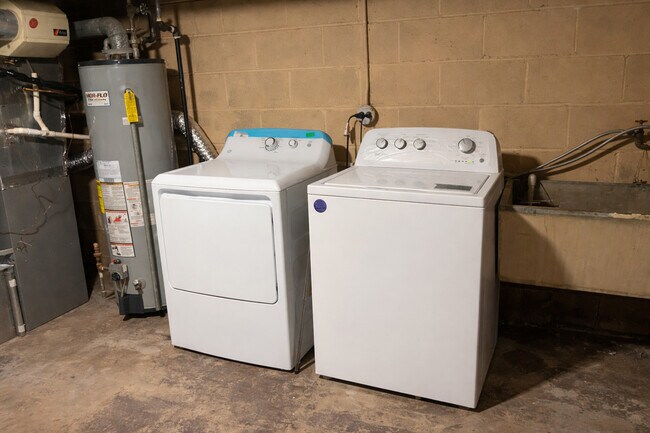 Building Photo - 1706 W Jarvis Ave