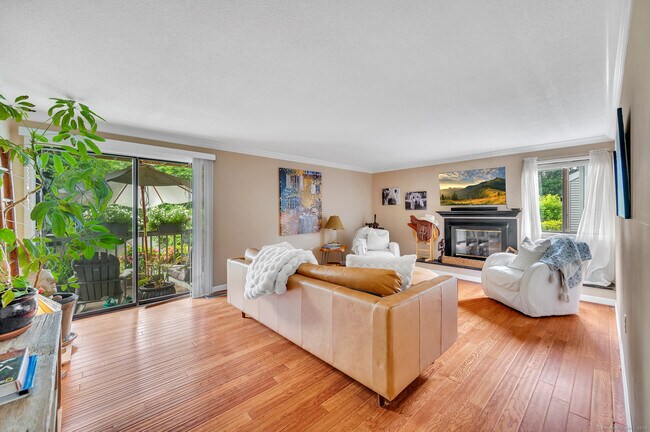 Building Photo - 74 Hollister Way S