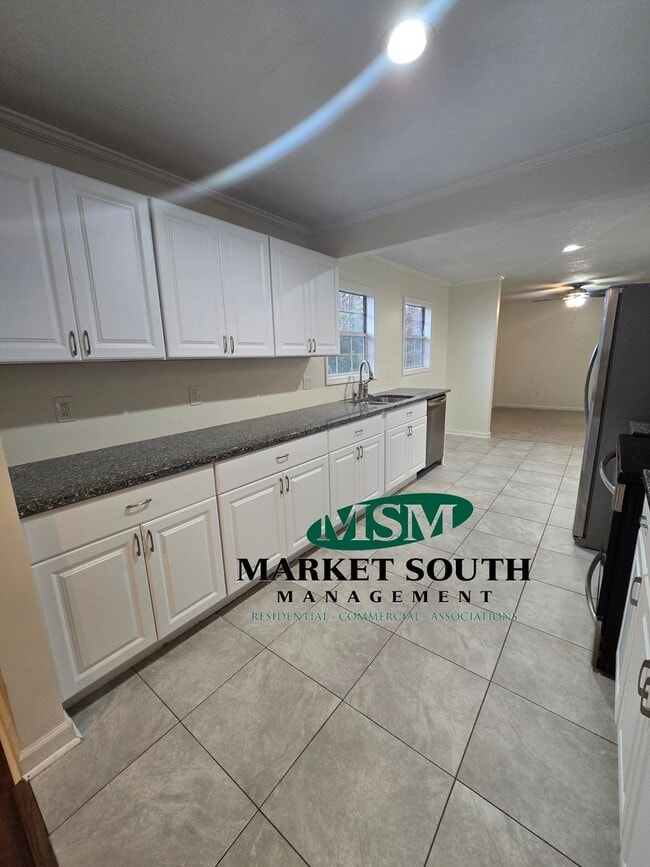 Building Photo - CUTE AND COZY THREE BEDROOM