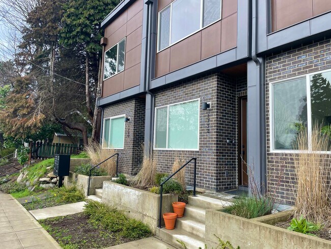 Building Photo - 4-Star Green Built 3-bed, 2 bath Modern Townhome with Views!