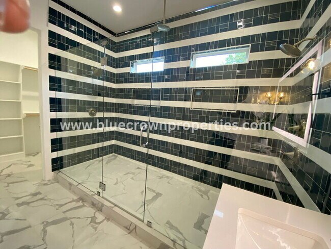 Building Photo - 807 S Glasgow Dr