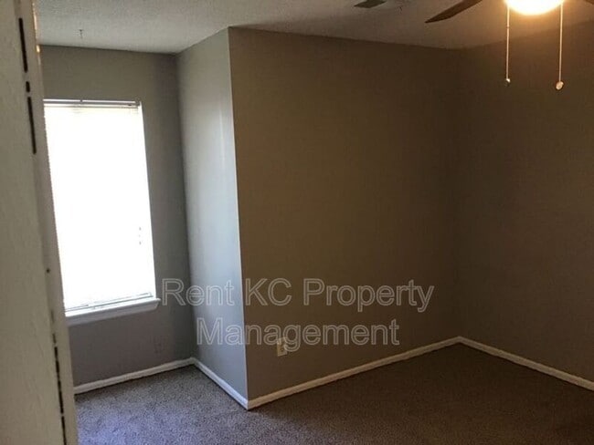 Building Photo - 208 W Meadow St