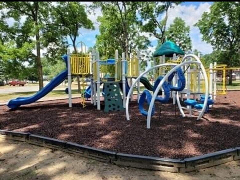 Building Photo - 3735 Pinoak St