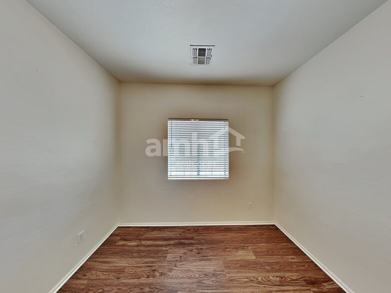 Building Photo - 1509 S 123rd Dr