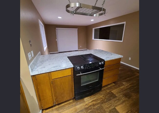 Building Photo - New Carpet! Fresh Paint - Well-maintained home in established neighborhood