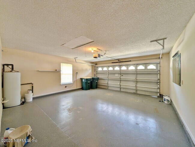 Building Photo - 2413 Cedar Trace Dr W