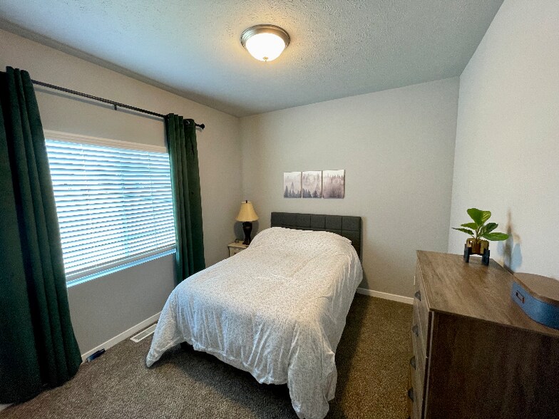 Building Photo - 1909 Hummingbird Dr