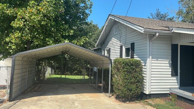 Building Photo - 3 Bedroom 1 Bathroom Renovated House with Fenced Yard