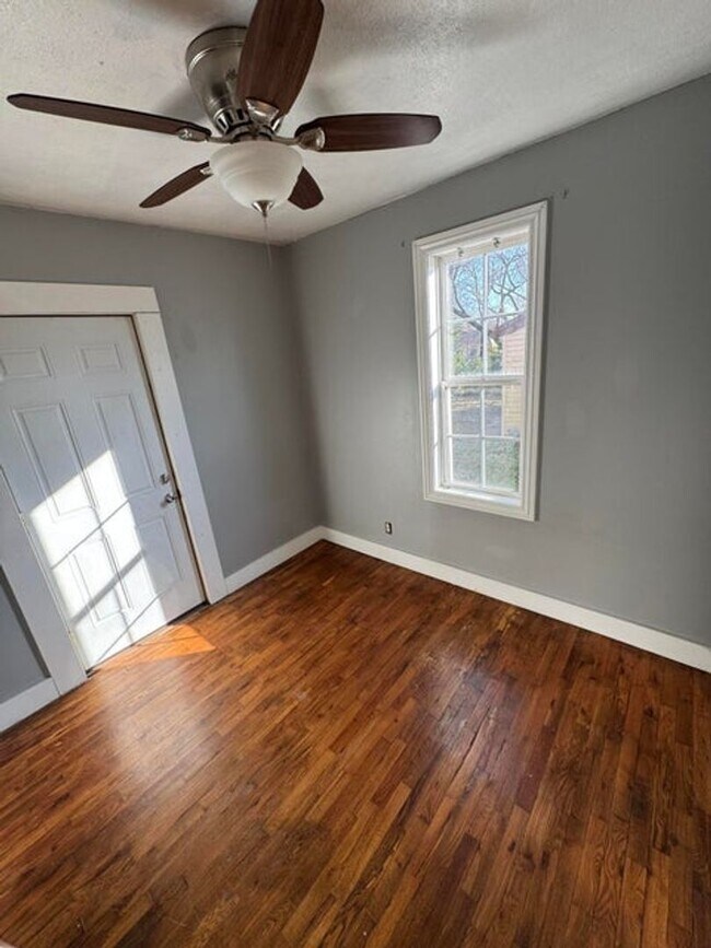 Building Photo - Clean duplex on the North side of Springfield. Remodeled