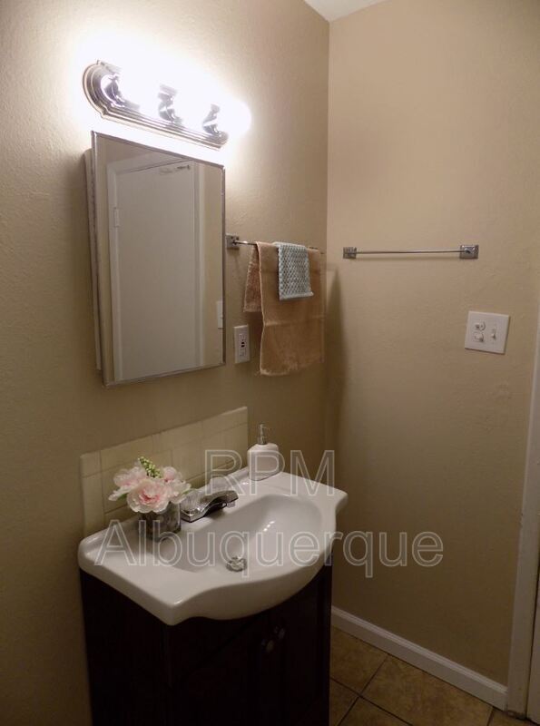 Building Photo - 560 Estancia Dr NW