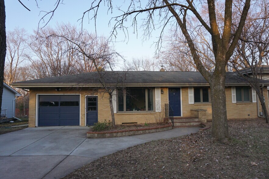 Front of the house and garage - 4060 Victoria St N