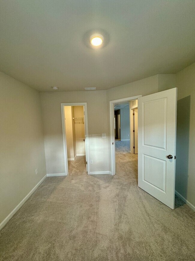Building Photo - 4BR/2.5BA in Steel Creek's Brightwater Neighborhood