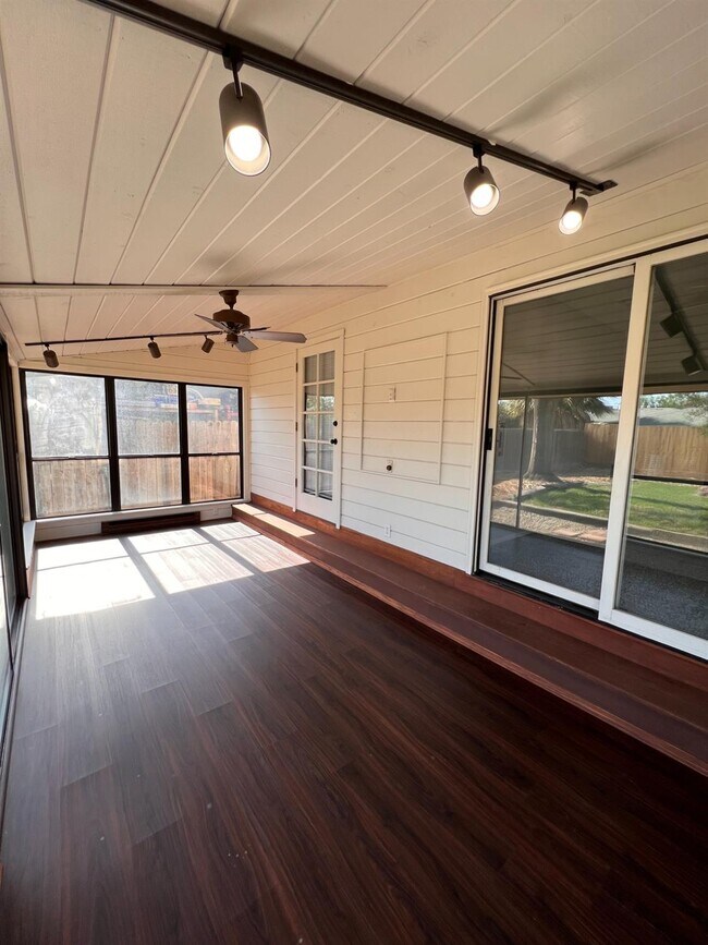 Building Photo - 3402 E Weldon Ave