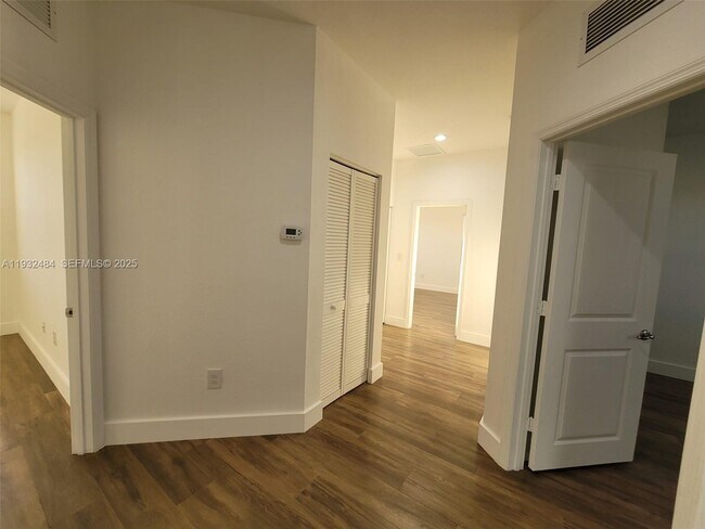 Building Photo - 156 SE 21st Terrace