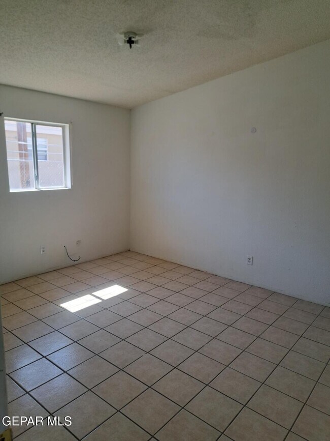 Building Photo - 623 NE Davis St