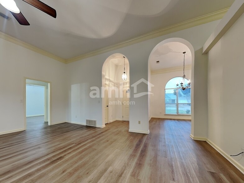 Building Photo - 6377 Braybourne Main