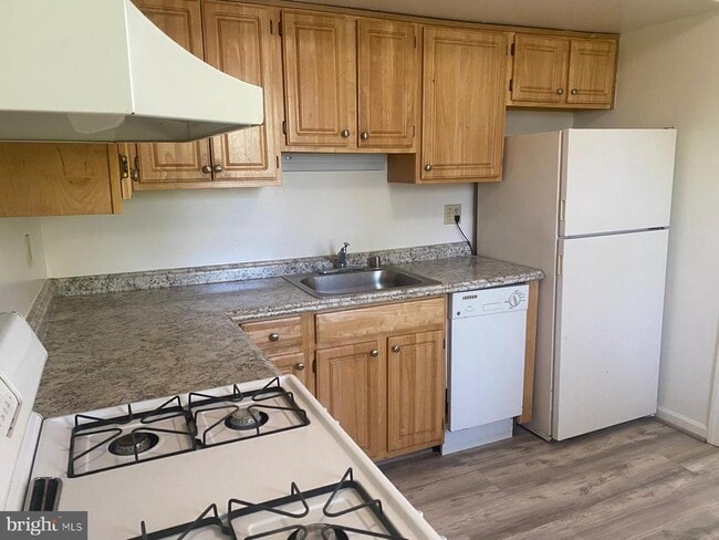 Building Photo - 2200 Greenwich St