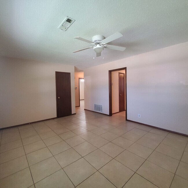 Building Photo - 2429 N Market Ave