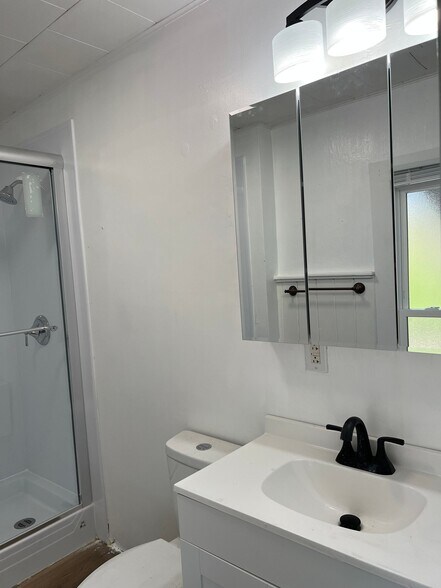 Building Photo - 11 Rickard St