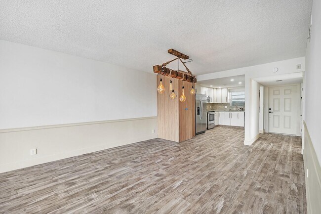 Building Photo - 3051 NE 48th St