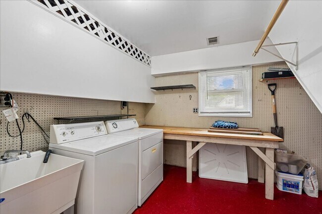 Building Photo - Remodeled in great location! 4 bedrooms 2 FB Walk to Metro