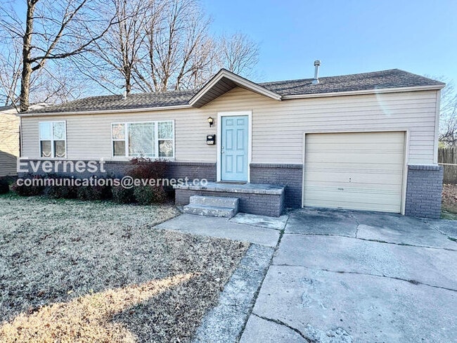 Building Photo - PROMO: Get HALF month’s rent free when you sign the lease TODAY! / 3 Bed, 1 Bath Home with Fenced...