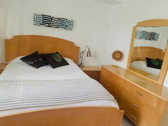 Building Photo - 17150 N Bay Rd