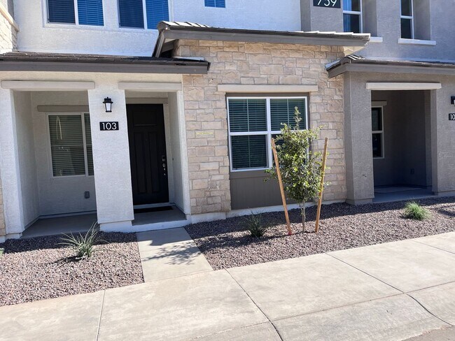 Building Photo - TOWN HOME WITH COMMUNITY POOL , GATED COMMUNITY in GILBERT!