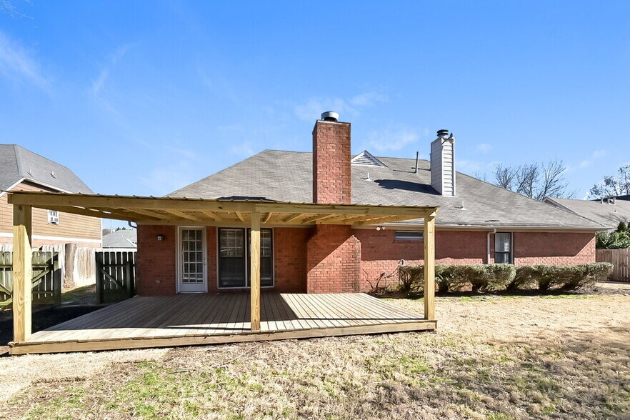 Building Photo - 2025 Westbriar Dr