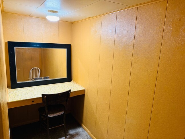 Building Photo - Furnished One Bedroom Near Hospitals