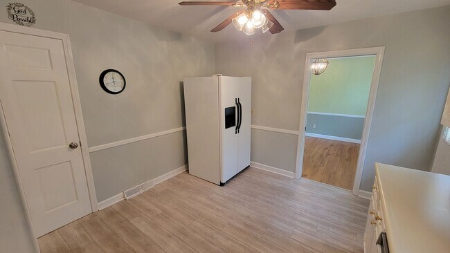 Building Photo - AVAILABLE NOW, $500 OFF FIRST FULL MONTH O...