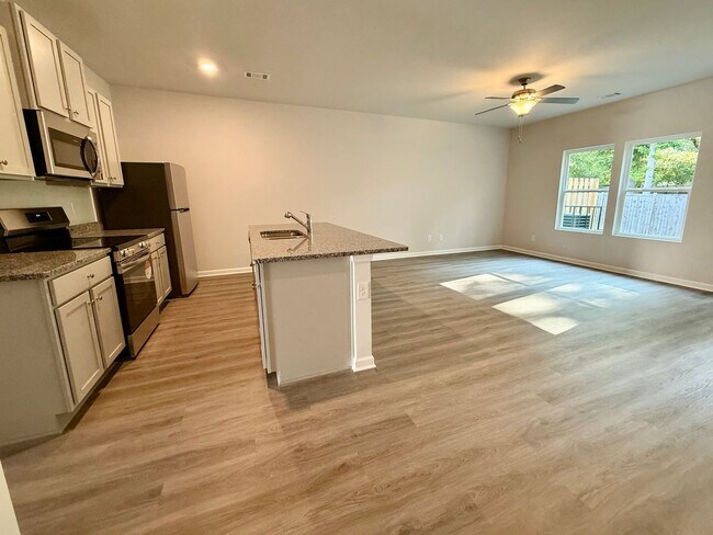 Building Photo - Luxury Townhome in Adairsville