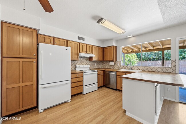 Building Photo - 2216 W Straford Dr