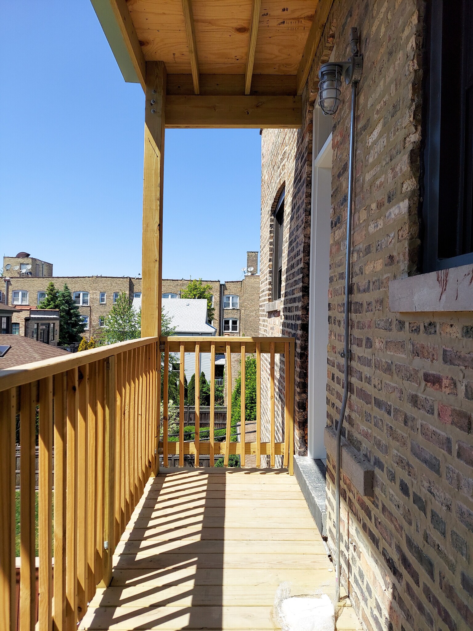 Building Photo - 2020 W Montrose Ave