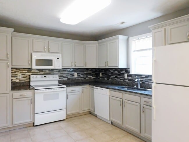 Building Photo - 46165 Kayak Ct