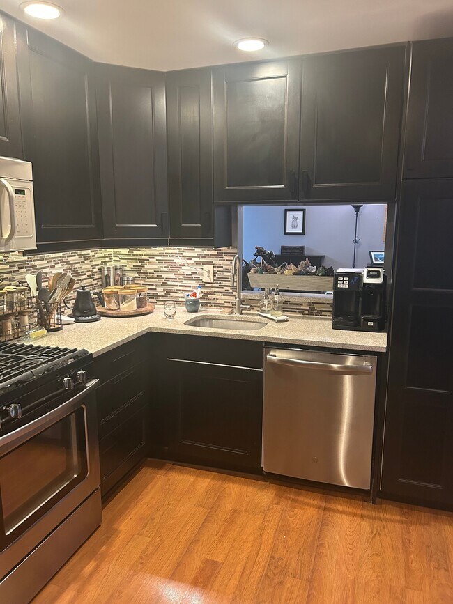 Building Photo - 13 Quince Ct