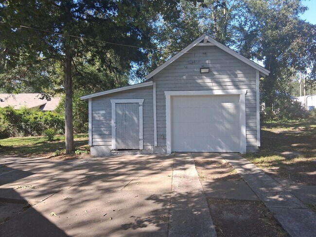 Building Photo - Charming 3 Bedroom, 2 Bath Home with Garag...